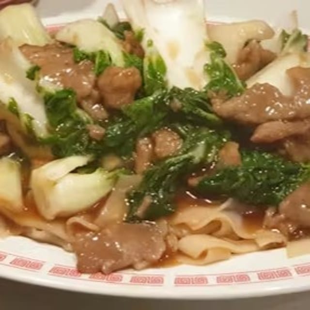 Chinese Green Beef Chow Fun / 牛肉菜心炒粉.