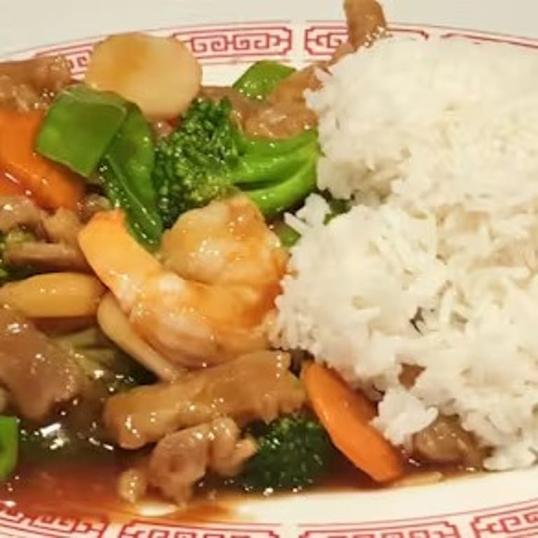 Delicious Lunch Options at Our Cantonese Restaurant