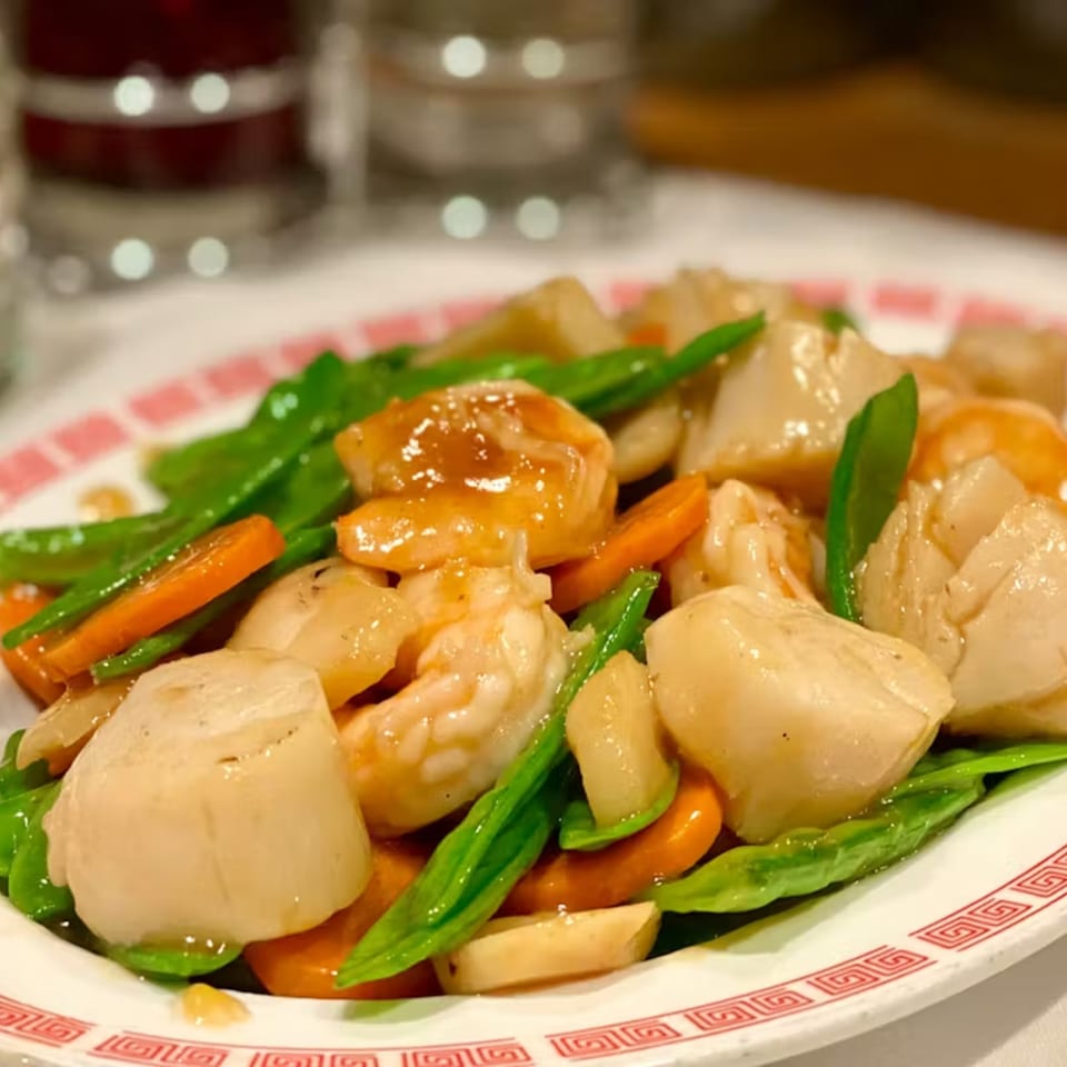 Lai Lai Restaurant's stir-fried scallops and shrimp with green beans and carrots in a savory sauce.
