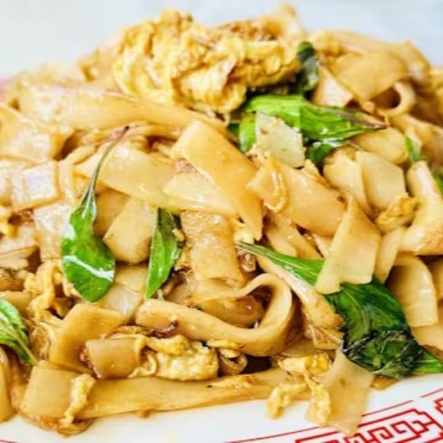 Eggs & Basil Chow Fun / 乾炒蛋河.